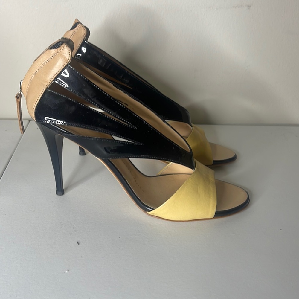 Authentic GIUSEPPE ZANOTTI Nude/Black leather  patent opentoe pumps sandals 38
